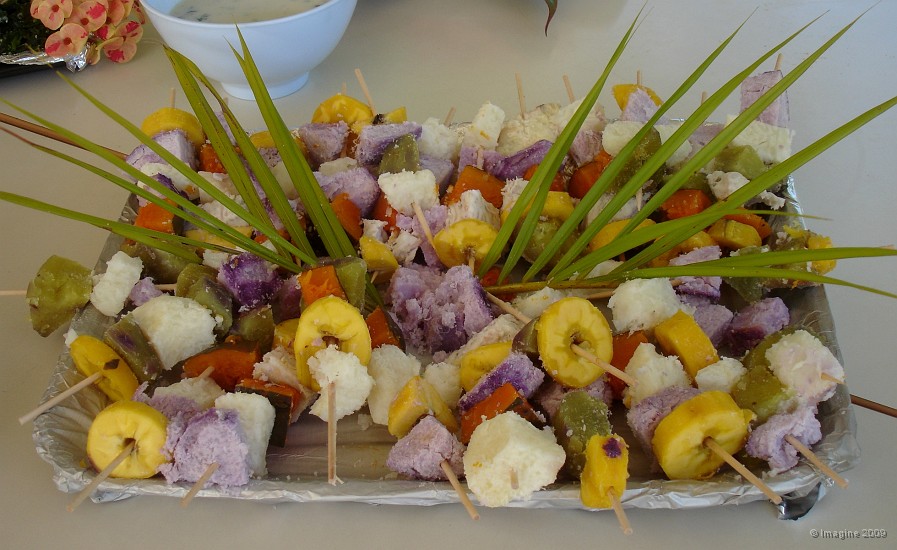 10.94- Brochettes ignames patates douces squash taro bananes poingo.JPG